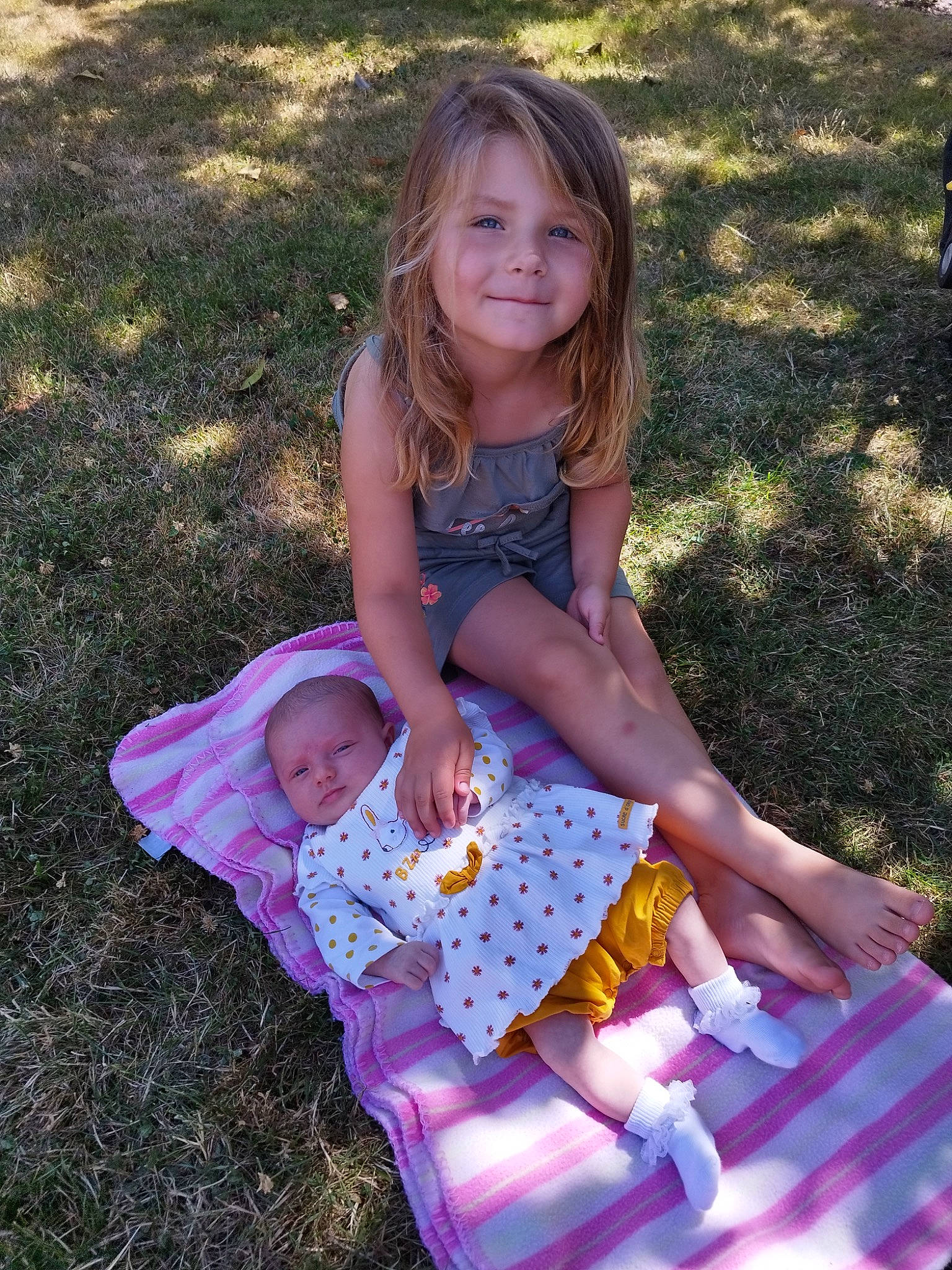 Ilana a rejoint le concours — aidez-le/la à gagner de superbes lots ! baby_toddler_clothing, beauty, child, dress, event, face, fun, grass, grass_family, happy, joy, lawn, leaf, leisure, magenta, people_in_nature, person, photograph, pink, purple