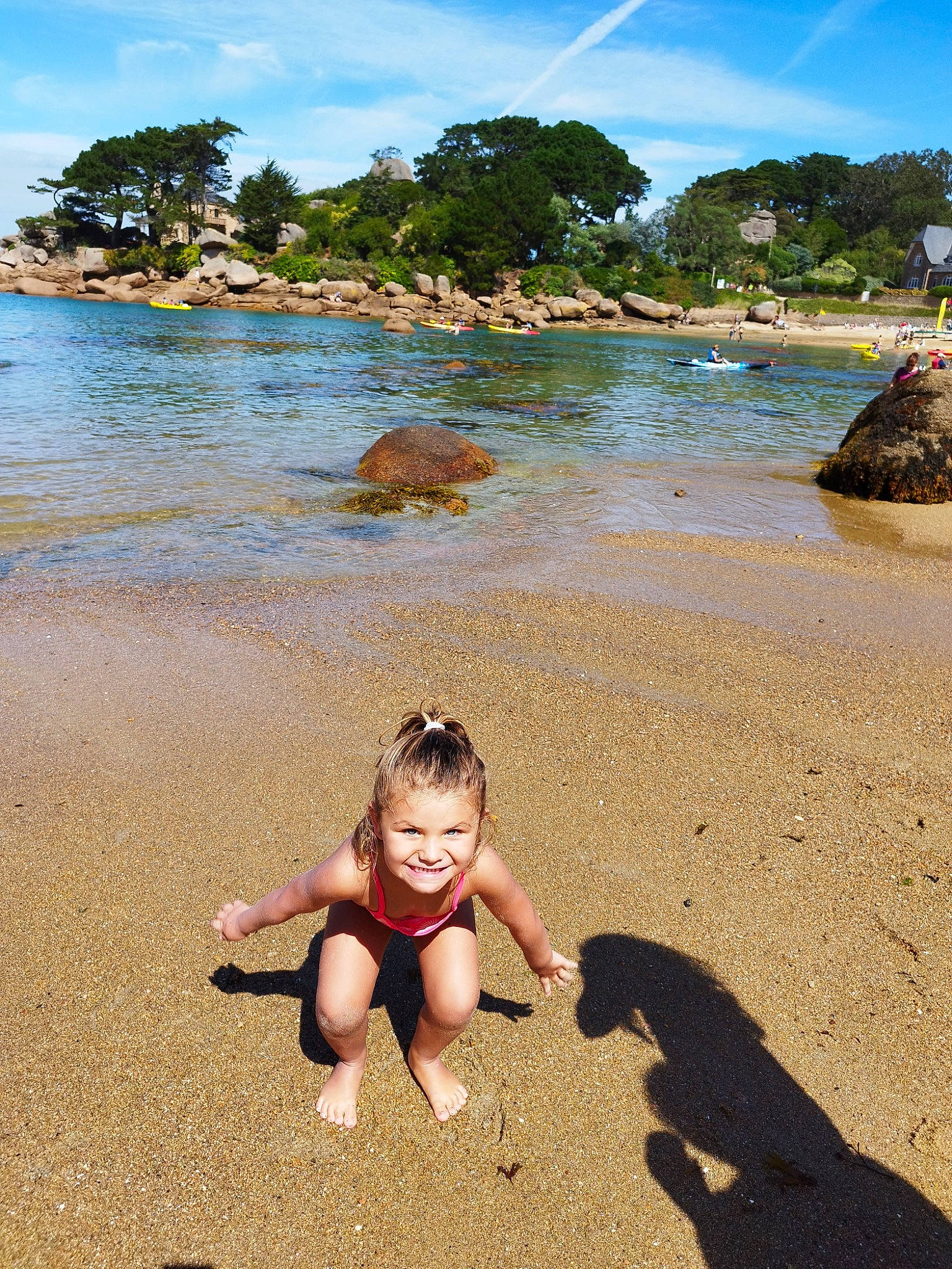Ilana a rejoint le concours — aidez-le/la à gagner de superbes lots ! barefoot, beach, cloud, coastal_and_oceanic_landforms, happy, joy, landscape, leisure, morning, people_in_nature, people_on_beach, person, plant, sand, sky, smile, summer, thigh, toddler, travel