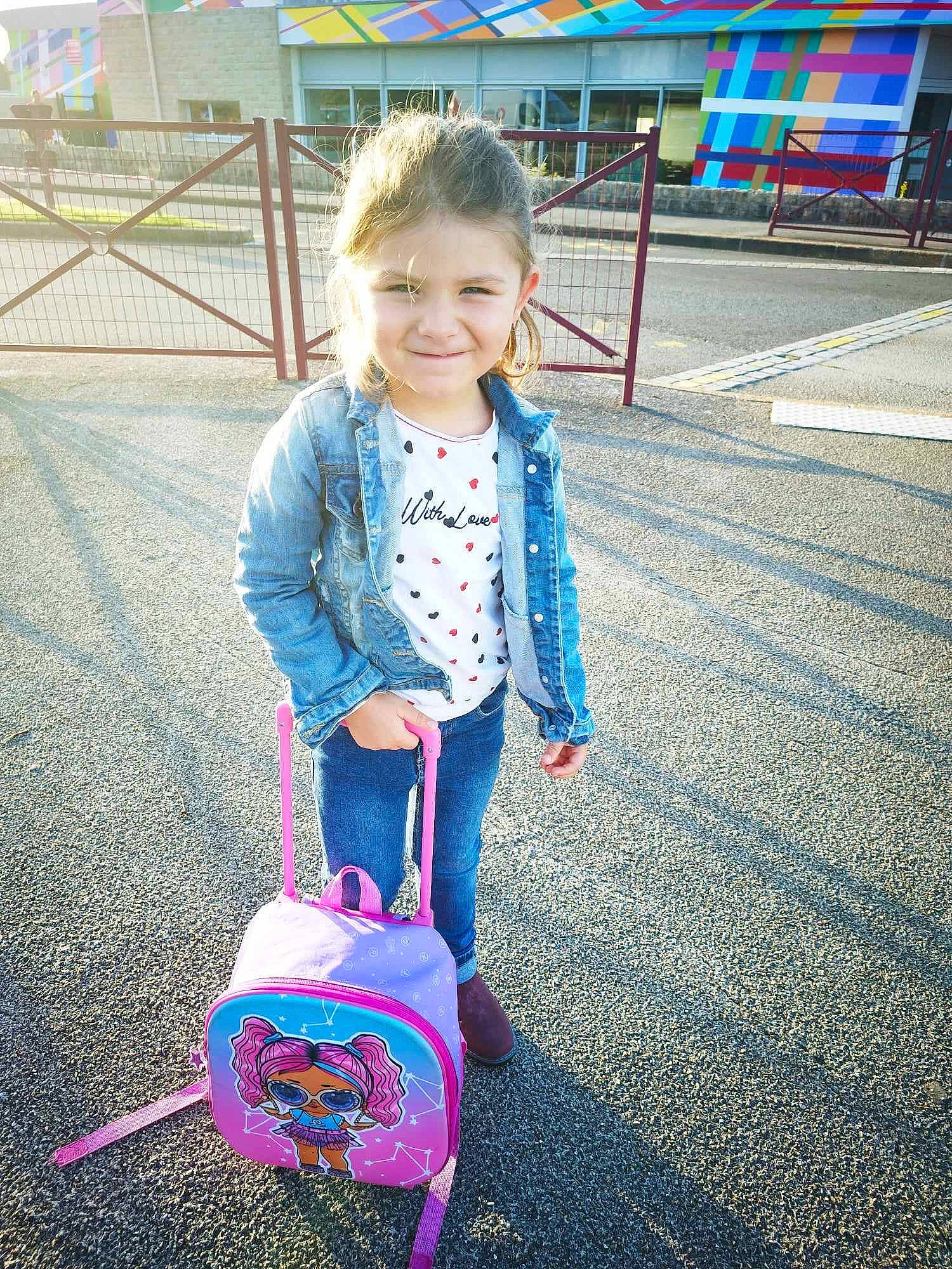 Ilana a rejoint le concours — aidez-le/la à gagner de superbes lots ! asphalt, child, city, electric_blue, fun, grass, happy, joy, leisure, person, photograph, product, public_space, recreation, sleeve, smile, snapshot, standing, textile, tints_and_shades