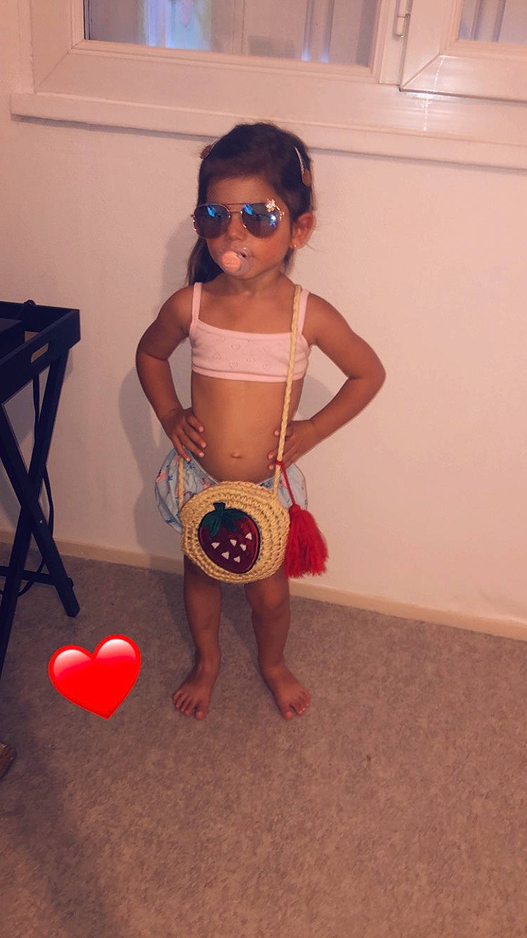 Myla participe au concours pour gagner de l'argent avec cette photo : abdomen, baby_toddler_clothing, balloon, barefoot, eyewear, floor, flooring, goggles, happy, human_leg, knee, leg, person, personal_protective_equipment, shoulder, sunglasses, thigh, toddler, trunk, waist