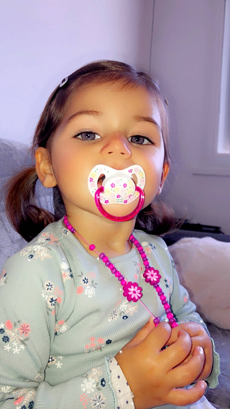 Myla a rejoint le concours — aidez-le/la à gagner de superbes lots ! baby_toddler_clothing, cheek, child, chin, ear, eyebrow, eyelash, finger, fun, gesture, happy, iris, lip, mouth, neck, nose, person, skin, sleeve, throat