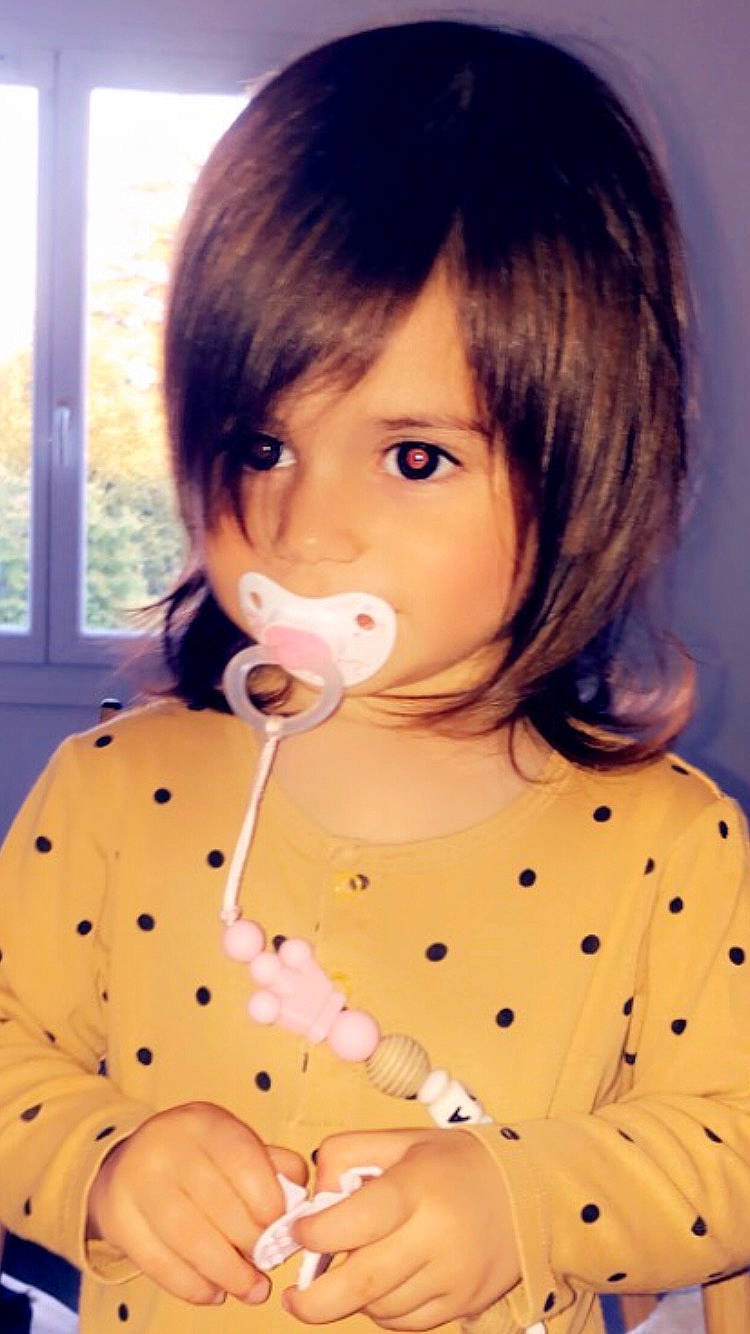 Myla a rejoint le concours — aidez-le/la à gagner de superbes lots ! audio_equipment, bangs, beauty, cheek, child, clothing, collar, eyelash, hair, happy, hime_cut, lip, mouth, neck, nose, organ, outerwear, person, skin, sleeve