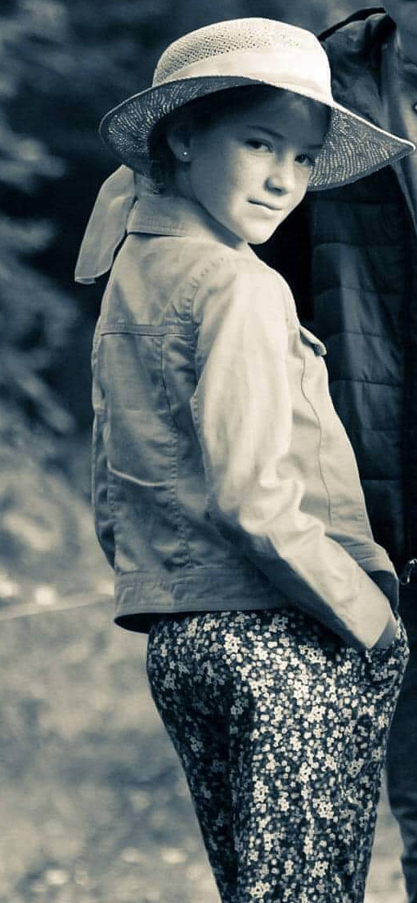 Thaïs a rejoint le concours — aidez-le/la à gagner de superbes lots ! child_model, hair_accessory, hairstyle, headpiece, headwear, lip, pattern, person, photo_shoot, portrait, portrait_photography, sleeve, style, vintage_clothing