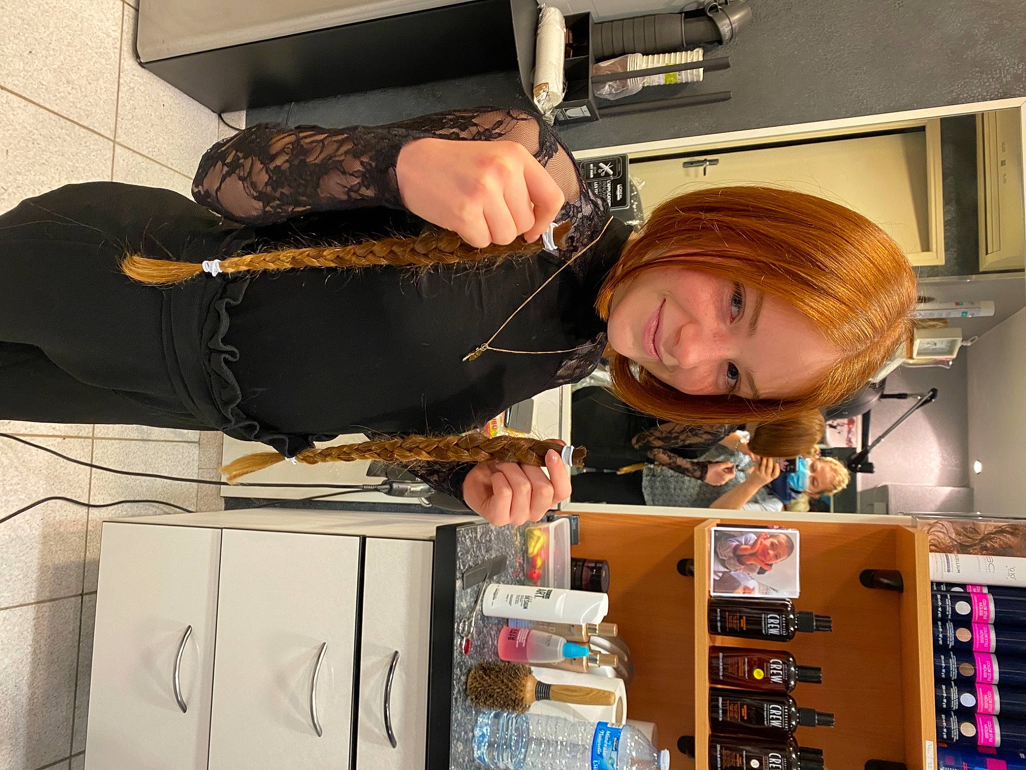 Thaïs a rejoint le concours — aidez-le/la à gagner de superbes lots ! bangs, blurred, bob_cut, brown_hair, hair_care, hair_coloring, joy, person, selfie, shelf, shelving, wrist