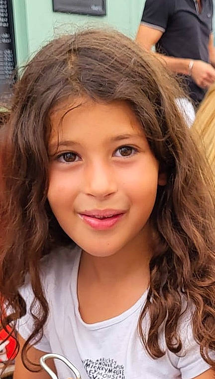 Elyna a rejoint le concours — aidez-le/la à gagner de superbes lots ! black_hair, blond, cheek, chin, close_up, eyebrow, eyelash, forehead, fun, happy, iris, jaw, joy, layered_hair, lip, long_hair, nose, person, picture_frame, skin