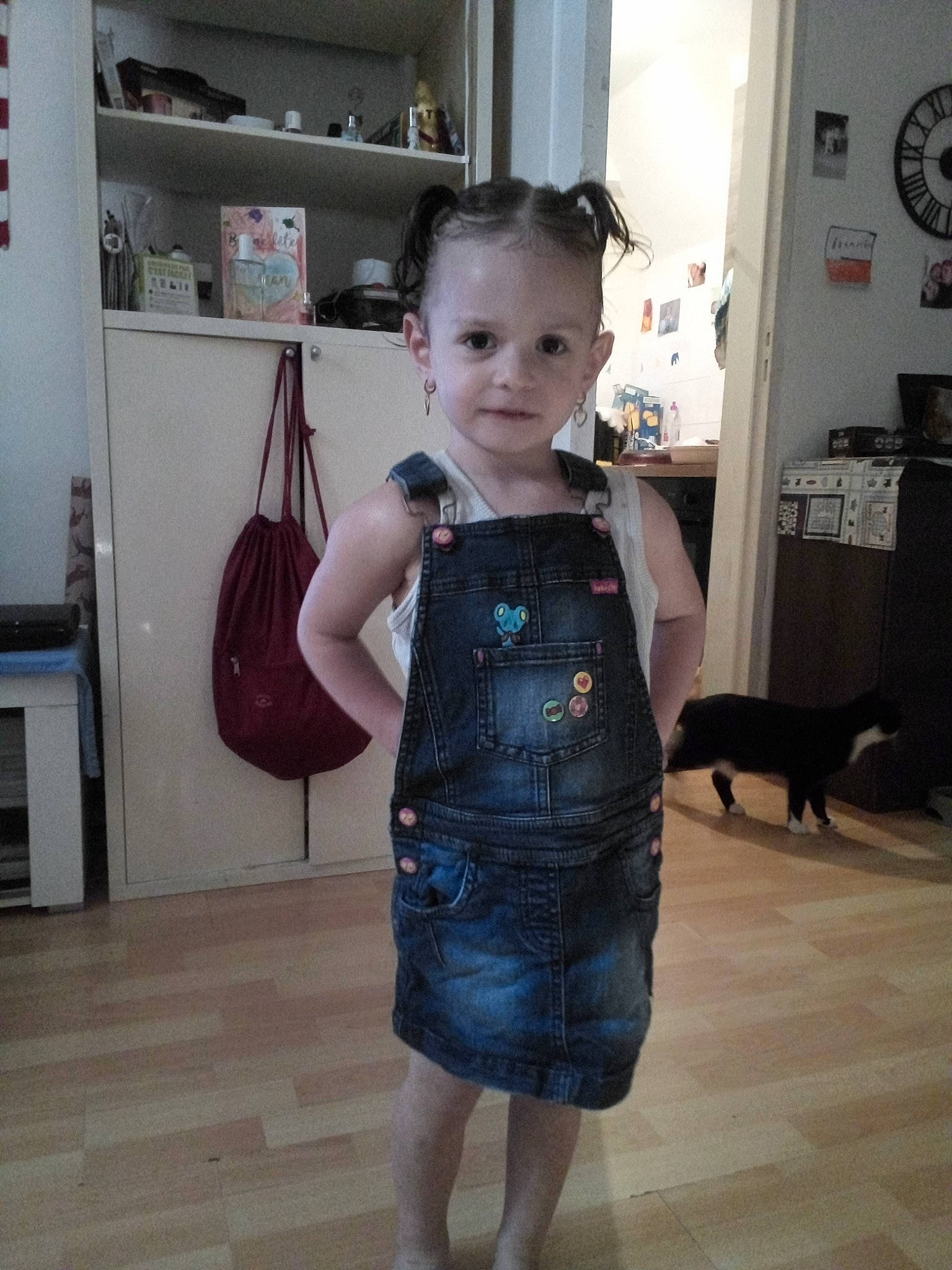 Soukaina participe au concours pour gagner de l'argent avec cette photo : baby_toddler_clothing, bag, carnivore, cat, clothing, fashion_design, felidae, floor, flooring, formal_wear, joint, luggage_and_bags, neck, person, shoulder, sleeve, standing, thigh, trunk, waist