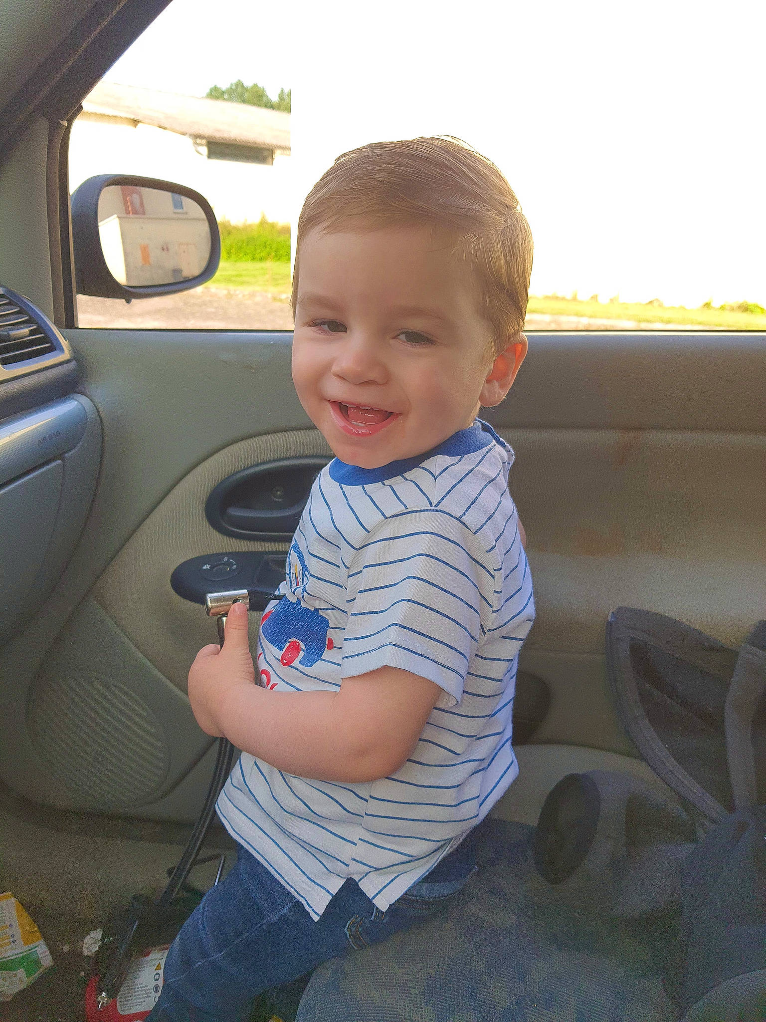 Tywen participe au concours pour gagner de l'argent avec cette photo : auto_part, automotive_design, automotive_exterior, automotive_mirror, baby_toddler_clothing, car, family_car, fun, joy, leisure, mirror, motor_vehicle, person, skin, sky, smile, steering_wheel, toddler, travel, tree