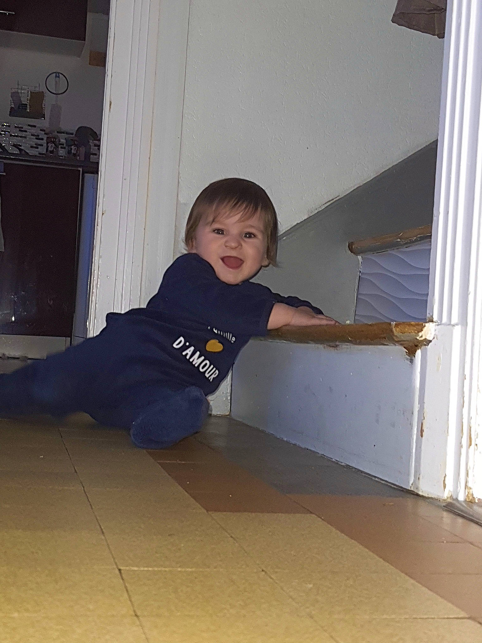 Tywen a rejoint le concours — aidez-le/la à gagner de superbes lots ! child, composite_material, concrete, door, elbow, floor, flooring, fun, hardwood, human_leg, knee, person, plaster, room, sitting, standing, t_shirt, tints_and_shades, toddler, wood