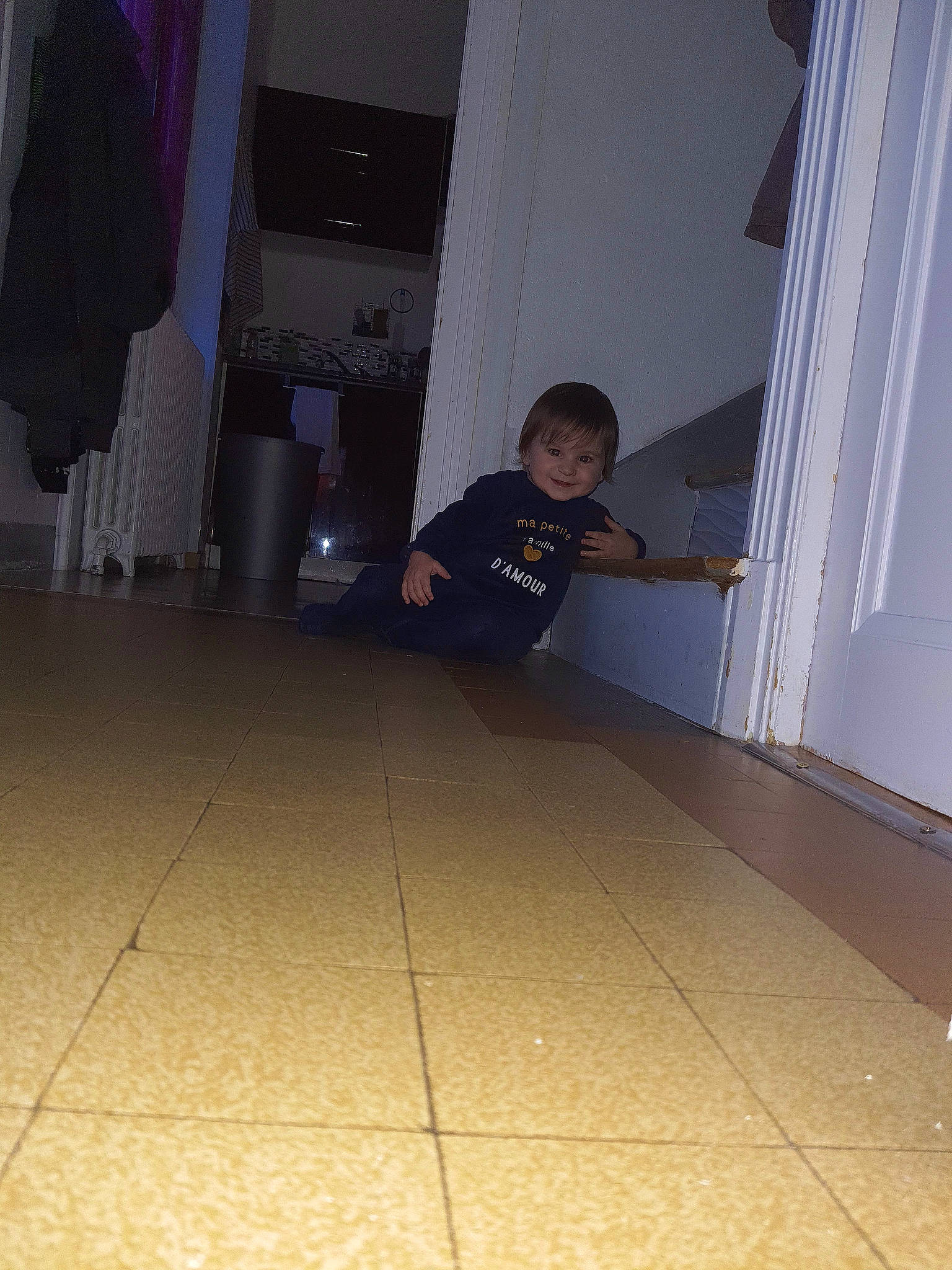 Tywen a rejoint le concours — aidez-le/la à gagner de superbes lots ! concrete, curtain, floor, flooring, fun, hardwood, house, human_leg, joy, knee, laminate_flooring, leg, luggage_and_bags, person, road_surface, room, sitting, standing, tints_and_shades, toddler