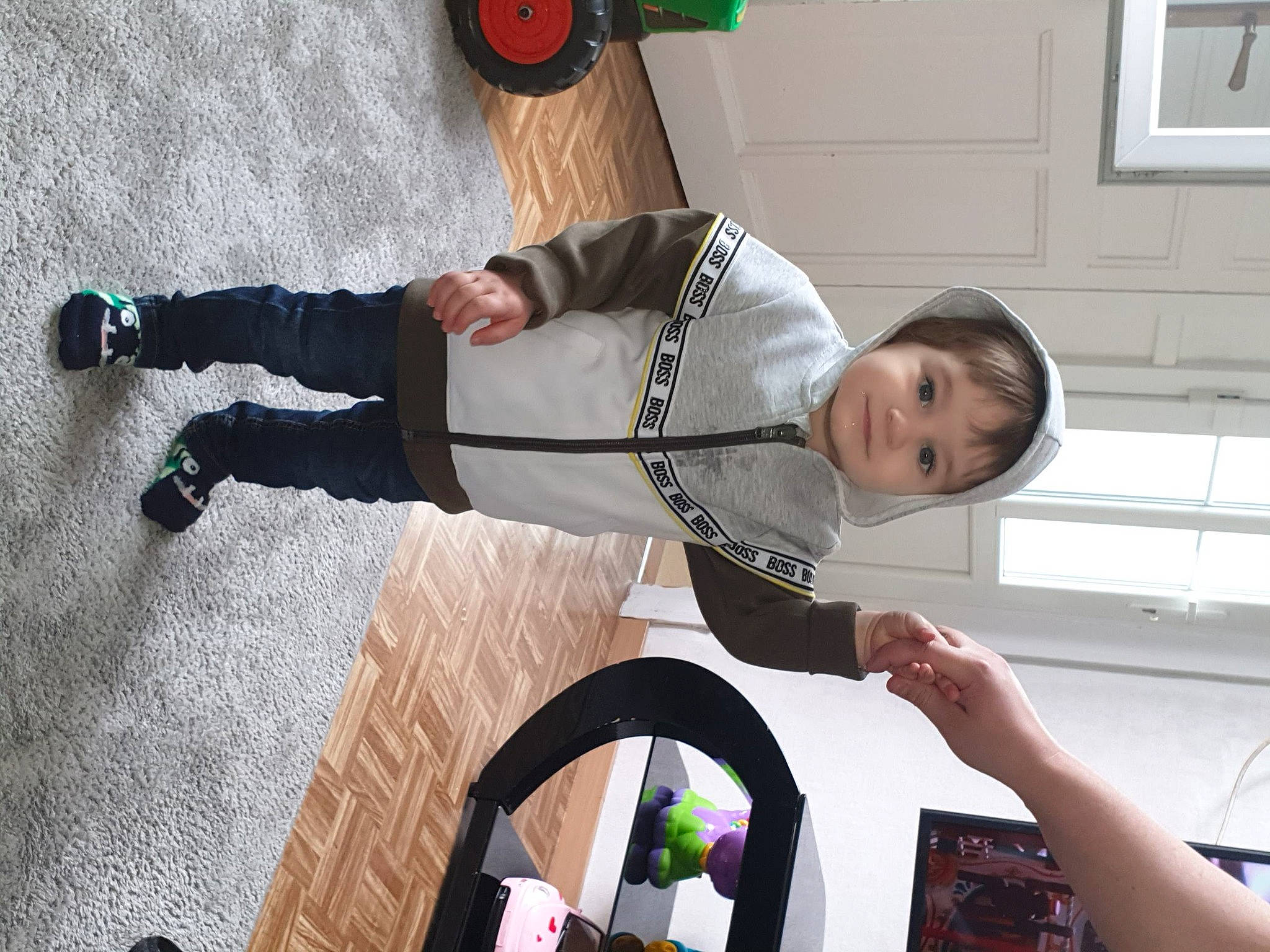 Tywen a rejoint le concours — aidez-le/la à gagner de superbes lots ! black, child, cleanliness, elbow, event, flooring, fun, happy, knee, pattern, person, picture_frame, room, sleeve, smile, snapshot, walking_shoe, white, window, wood