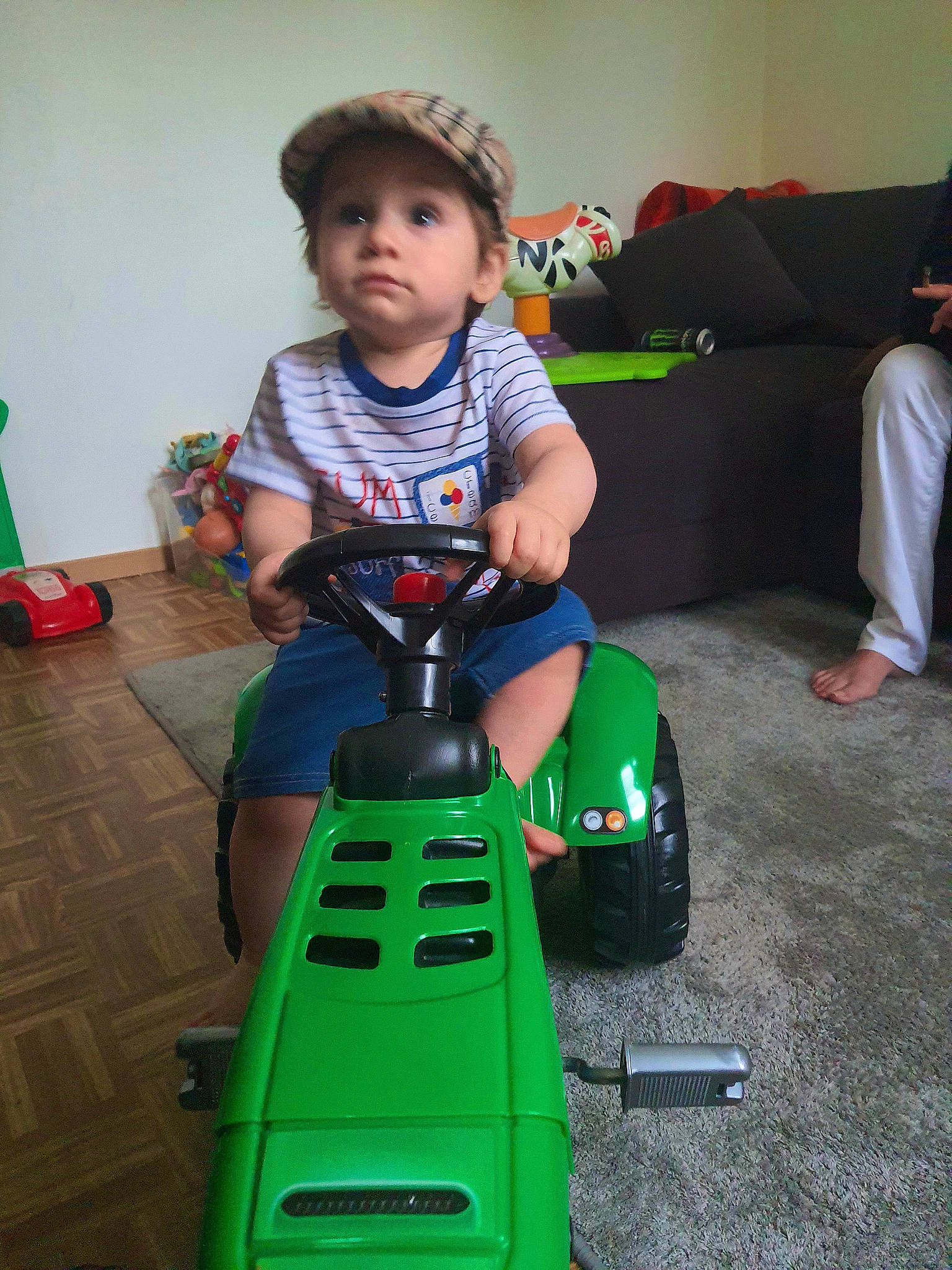 Tywen a rejoint le concours — aidez-le/la à gagner de superbes lots ! baby, baby_toddler_clothing, child, chute, comfort, electric_blue, flooring, fun, green, headwear, leisure, machine, motor_vehicle, person, riding_toy, sitting, t_shirt, tire, toddler, toy_vehicle