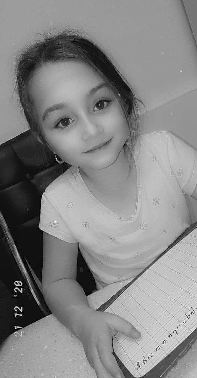 Chérilyne participe au concours pour gagner de l'argent avec cette photo : black, black_and_white, black_hair, eye, eyebrow, eyelash, face, flash_photography, hair, happy, head, iris, joy, lip, monochrome, office_supplies, person, photograph, smile, standing