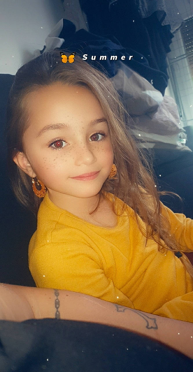 Chérilyne participe au concours pour gagner de l'argent avec cette photo : black_hair, cheek, child, chin, cool, eye, eyebrow, eyelash, flash_photography, fun, happy, human_body, iris, joy, lip, long_hair, nose, organ, person, skin