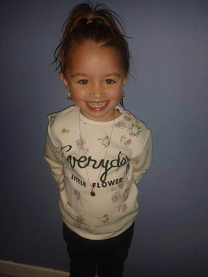 Chérilyne participe au concours pour gagner de l'argent avec cette photo : arm, cheek, child, child_model, cool, forehead, girl, hair, hairstyle, joint, joy, neck, outerwear, person, product, shoulder, sleeve, smile, standing, t_shirt