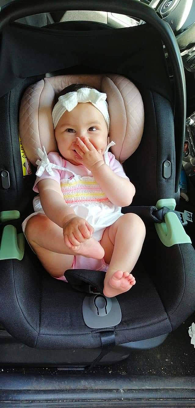 Cataleya a rejoint le concours — aidez-le/la à gagner de superbes lots ! arm, auto_part, automotive_design, baby, baby_carriage, baby_in_car_seat, baby_toddler_clothing, car_seat, car_seat_cover, child, comfort, eye, family_car, head_restraint, headwear, person, seat_belt, sitting, smile, toddler