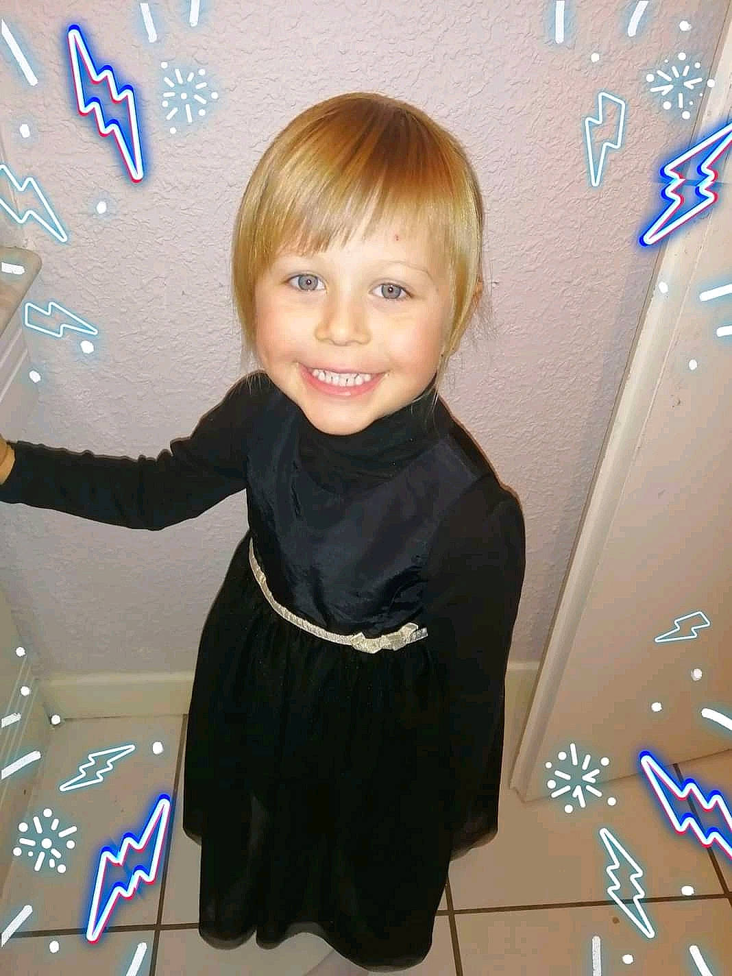 Margaux a rejoint le concours — aidez-le/la à gagner de superbes lots ! bangs, child, clothing, electric_blue, event, fashion_accessory, flooring, formal_wear, fun, gesture, happy, jewellery, joy, logo, pattern, person, room, sleeve, smile, standing