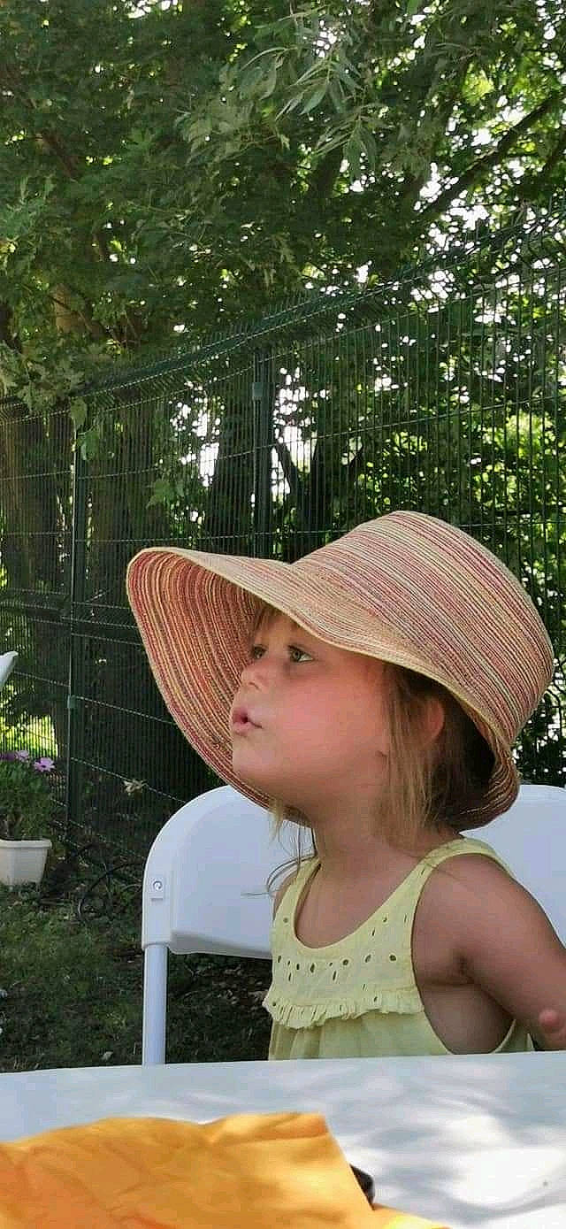Margaux participe au concours pour gagner de l'argent avec cette photo : baby_toddler_clothing, beauty, cap, chair, child, fashion_accessory, flowerpot, fun, grass, hat, head, headgear, headwear, leisure, people_in_nature, person, plant, shade, summer, sun_hat