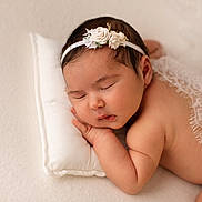 Olivia a rejoint le concours — aidez-le/la à gagner de superbes lots ! baby, sleeping, pillow, headband, flower, lace, blanket, newborn, skin, peaceful, resting, infant, cute, soft, portrait, closeup, child, indoors, sleep, babywear
