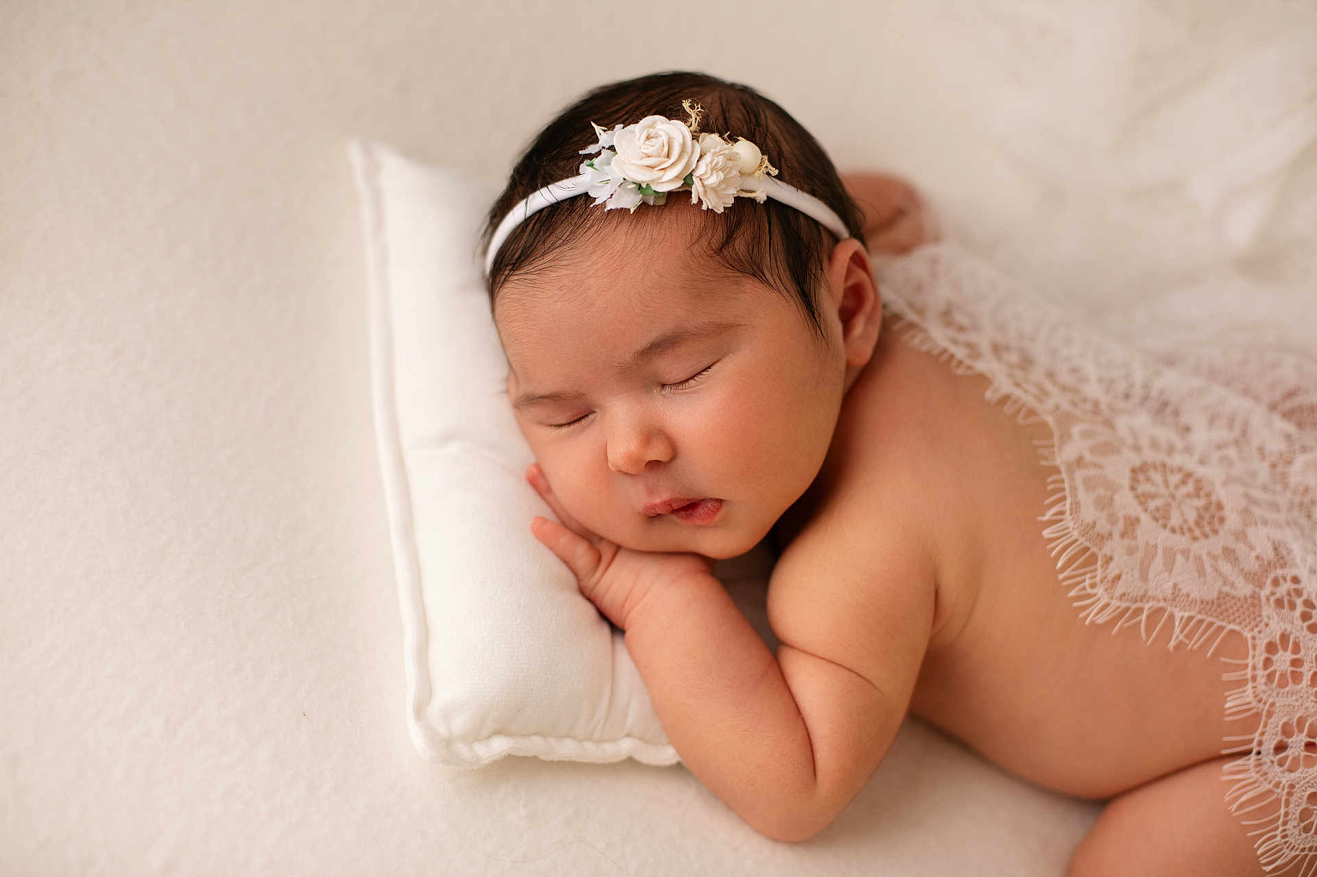 Olivia a rejoint le concours — aidez-le/la à gagner de superbes lots ! baby, babywear, blanket, child, closeup, cute, flower, headband, indoors, infant, lace, newborn, peaceful, pillow, portrait, resting, skin, sleep, sleeping, soft