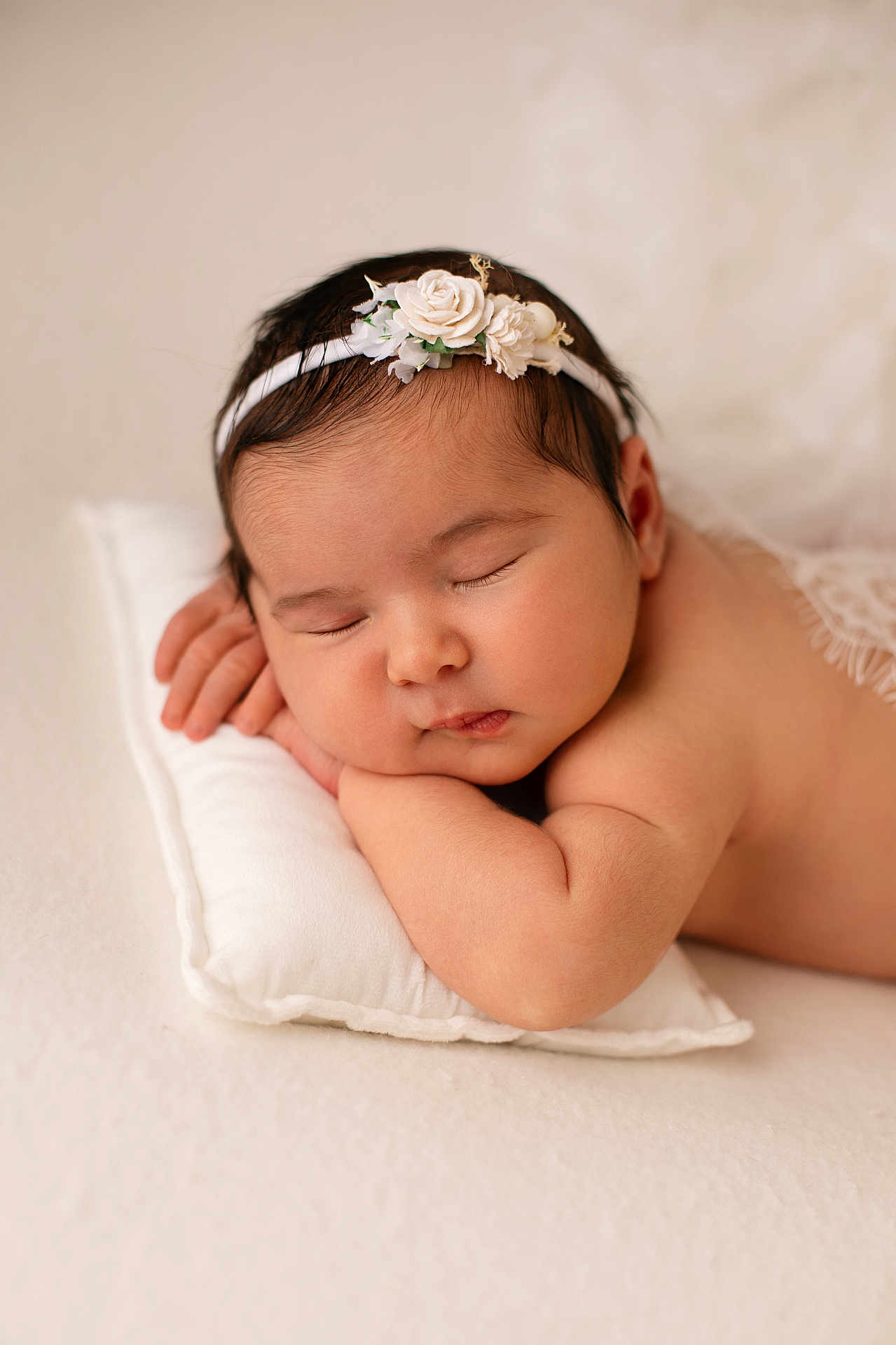 Olivia a rejoint le concours — aidez-le/la à gagner de superbes lots ! baby, sleeping, pillow, headband, flower, infant, peaceful, skin, closeup, portrait, cute, soft, cozy, resting, child, newborn, indoors, peace, face, relaxation