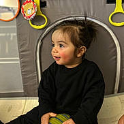 Chalom a rejoint le concours — aidez-le/la à gagner de superbes lots ! baby, baby_toy, ball, black_clothing, child, colorful, curly_hair, cute, face, hand, happy, indoor, playmat, playpen, portrait, sitting, smiling, toddler, toy, young_child