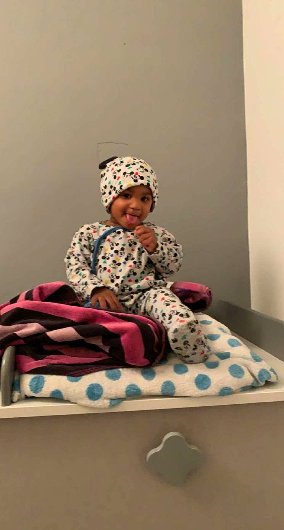 Këylan a rejoint le concours — aidez-le/la à gagner de superbes lots ! blue, clothing, comfort, dress, eye, finger, floor, flooring, fun, green, head, headwear, human, leg, people, person, product, room, shoe, sitting