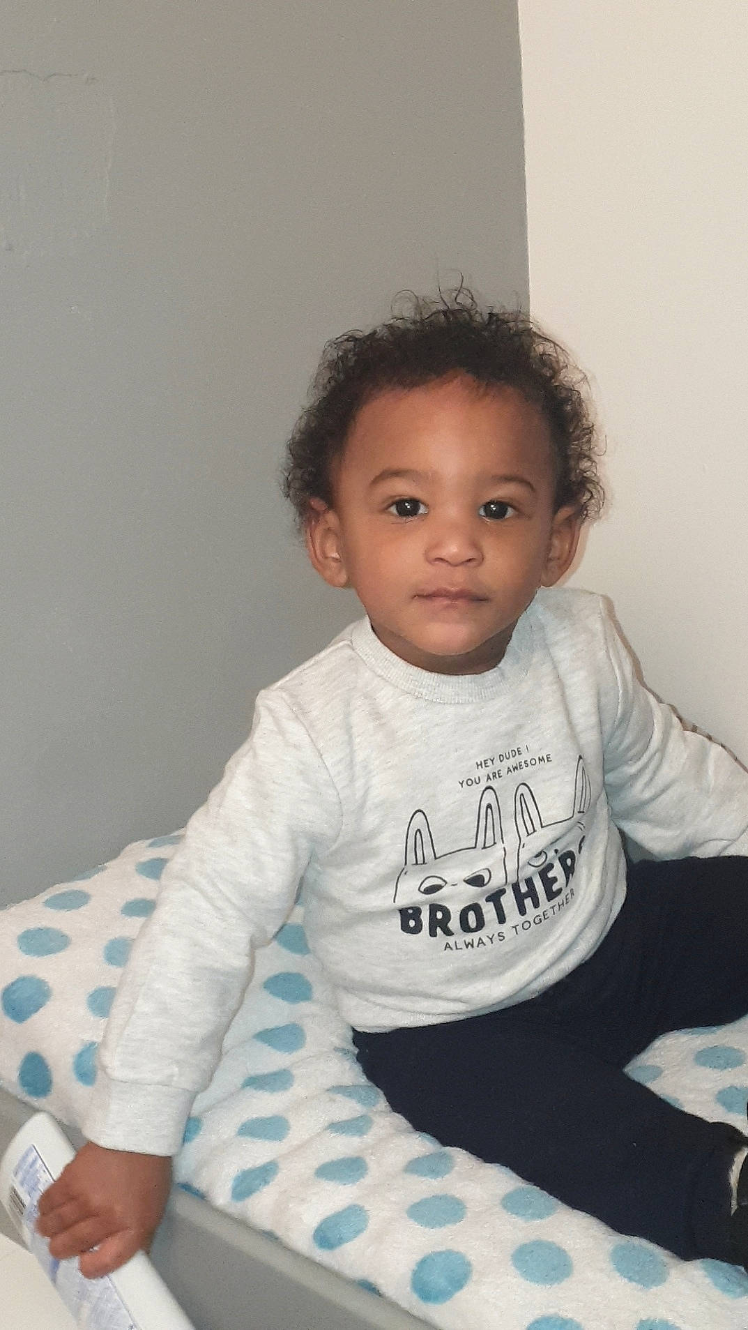 Këylan a rejoint le concours — aidez-le/la à gagner de superbes lots ! baby, baby_toddler_clothing, cheek, child, joint, long_sleeved_t_shirt, nightwear, person, shoulder, sitting, skin, sleeve, sock, sweatpant, toddler