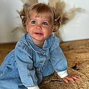 Manöa Boursier Blivet participe au concours pour gagner de l'argent avec cette photo : blonde_hair, blue_eyes, casual_clothing, child, cozy, crawling, cute, denim_dress, face, hands, indoors, natural_light, pampas_grass, pigtails, portrait, smiling, toddler, warm_colors, woven_mat, young_child