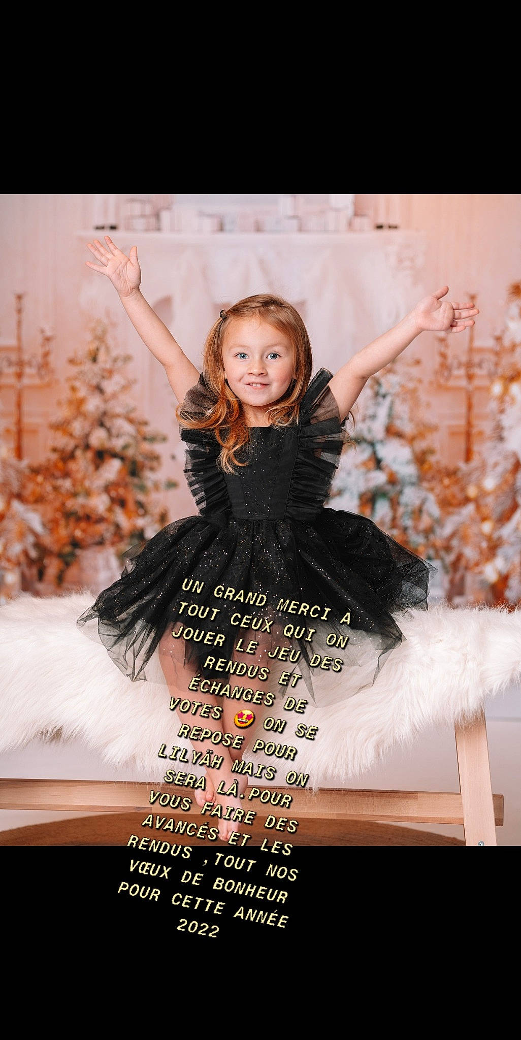 Lilyäh a rejoint le concours — aidez-le/la à gagner de superbes lots ! arm, blond, brown_hair, event, facial_expression, fashion_design, fashion_model, flash_photography, formal_wear, gesture, hairstyle, happy, joy, long_hair, magenta, pattern, person, pink, poster, sleeve