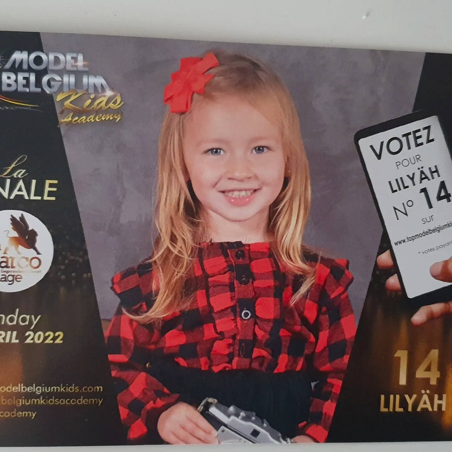 Lilyäh participe au concours pour gagner de l'argent avec cette photo : advertising, beauty, blond, brand, child, design, font, hair_coloring, hairstyle, happy, joy, logo, magazine, organ, pattern, person, plaid, product, publication, smile