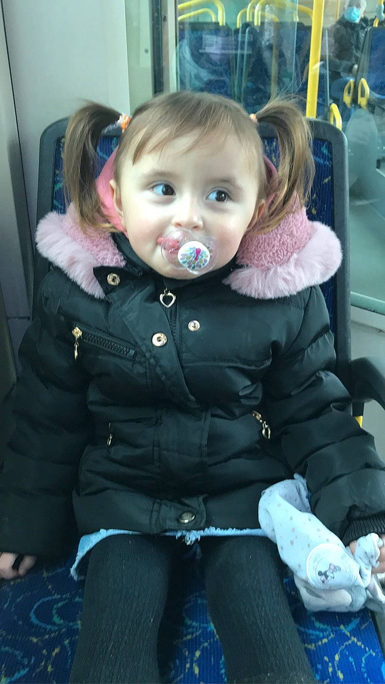 Lya a rejoint le concours — aidez-le/la à gagner de superbes lots ! auto_part, baby_toddler_clothing, blond, blue, car_seat, cheek, collar, electric_blue, fun, hair, hairstyle, human_body, iris, long_hair, mouth, organ, person, sitting, skin, sleeve