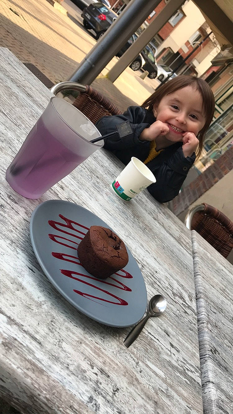 Lya participe au concours pour gagner de l'argent avec cette photo : cake, cup, cutlery, dessert, drinkware, finger_food, flooring, food, fork, happy, joy, kitchen_utensil, person, plate, product, serveware, smile, sweetness, table, tableware