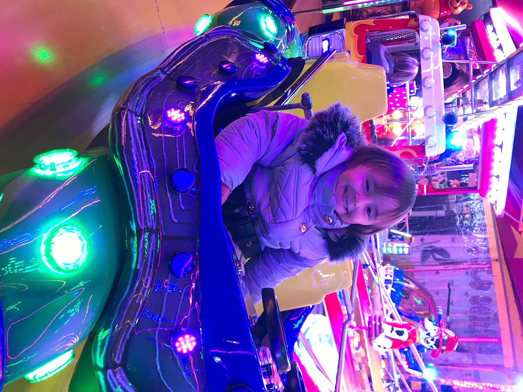 Lya participe au concours pour gagner de l'argent avec cette photo : electric_blue, electricity, electronic_device, entertainment, event, fun, joy, leisure, magenta, music, music_venue, neon, performance, performing_arts, person, plant, purple, space, stage, technology