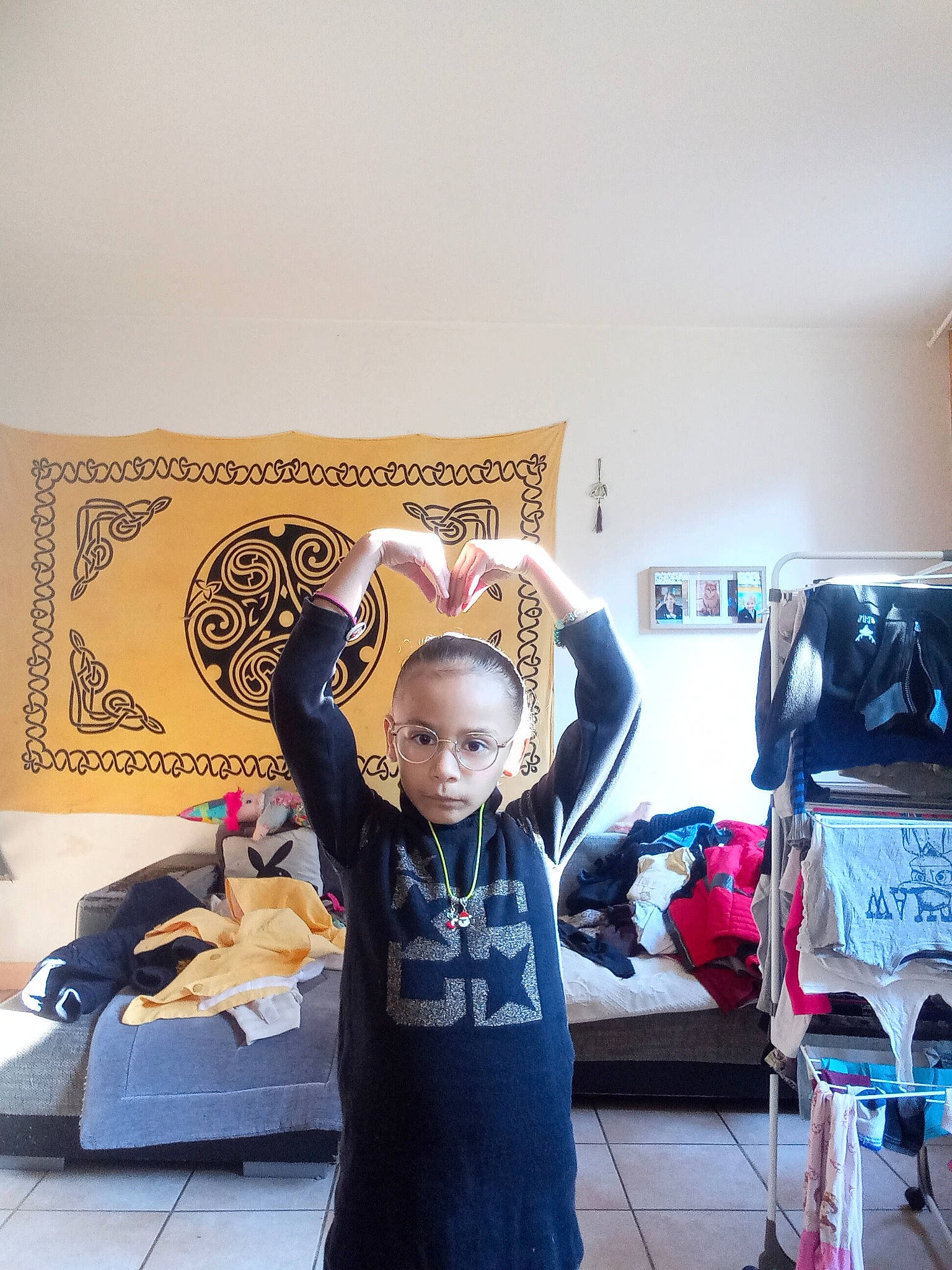 Fiona participe au concours pour gagner de l'argent avec cette photo : art, automotive_design, bag, child, event, flooring, font, fun, fur, happy, hoodie, luggage_and_bags, person, room, sitting, sleeve, sportswear, t_shirt, textile, toddler