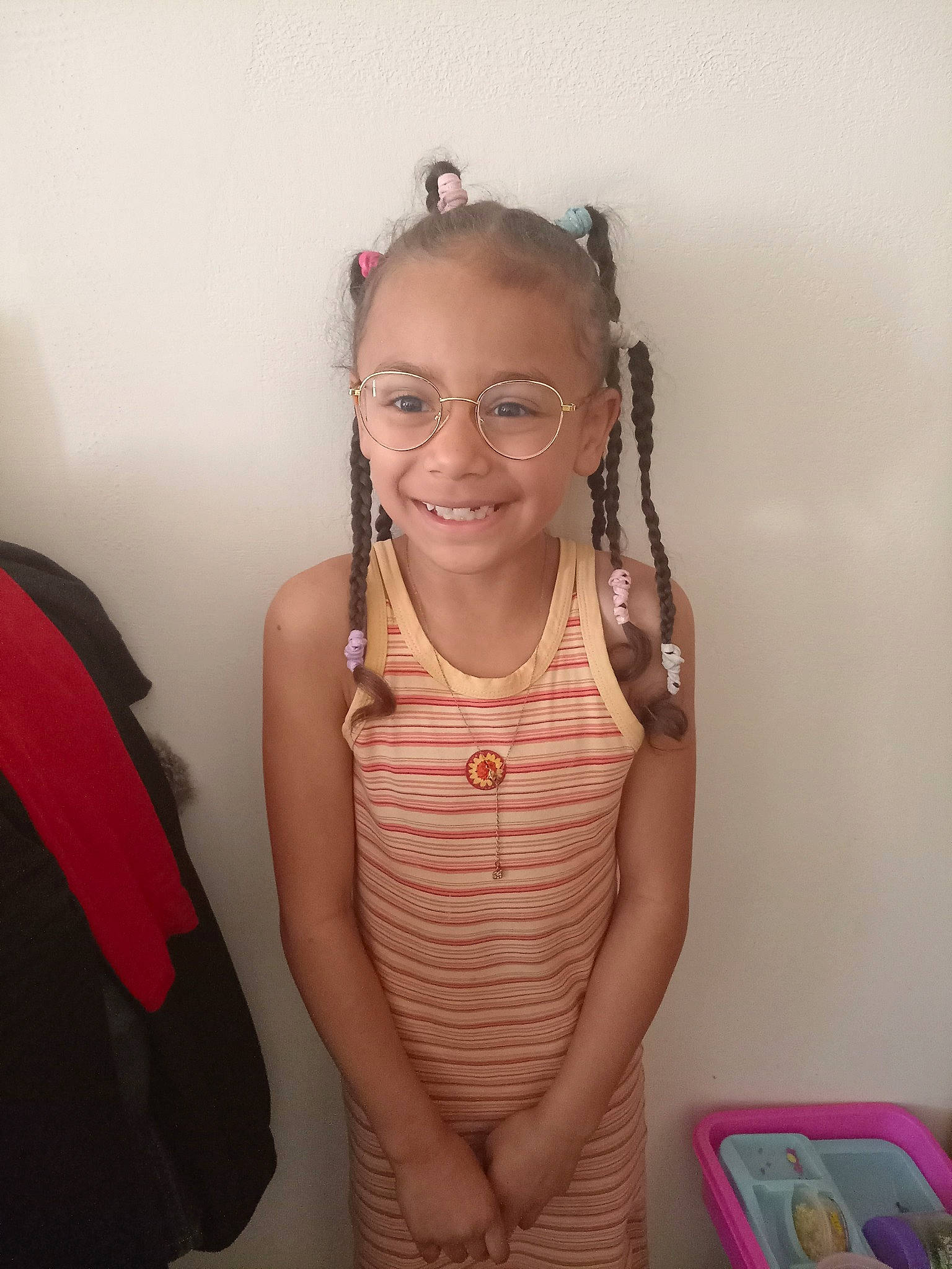 Fiona participe au concours pour gagner de l'argent avec cette photo : abdomen, chest, dress, event, eyewear, face, fashion_design, fun, gesture, glasses, happy, jewellery, joy, neck, person, personal_protective_equipment, skin, sleeve, smile, trunk