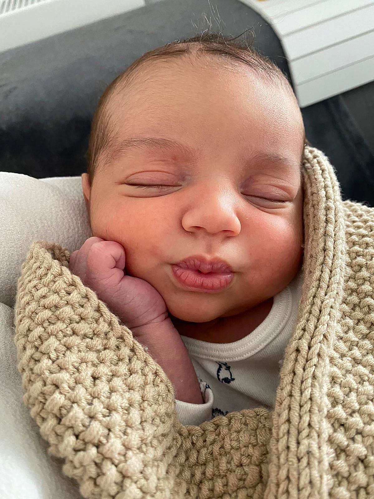 Joud participe au concours pour gagner de l'argent avec cette photo : baby, baby_toddler_clothing, cheek, child, comfort, eyelash, gesture, happy, lip, nose, outerwear, person, product, skin, sleeve, smile, textile, thumb, toddler, vertebrate