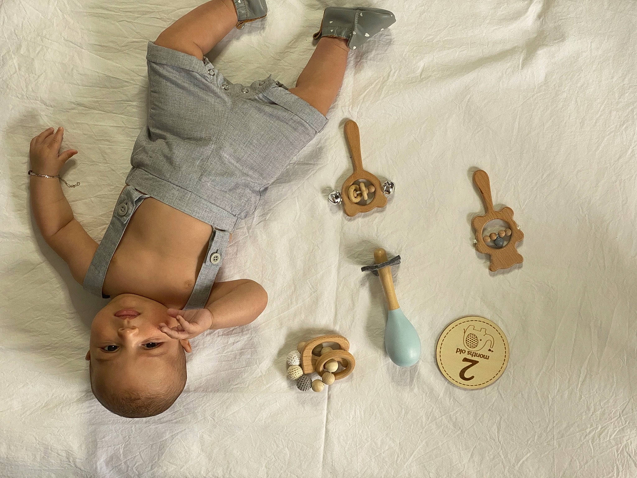 Joud participe au concours pour gagner de l'argent avec cette photo : barefoot, body_jewelry, button, child, comfort, earrings, fashion_accessory, fawn, foot, human_leg, jewellery, knee, linens, metal, pattern, person, room, thigh, toy, wood