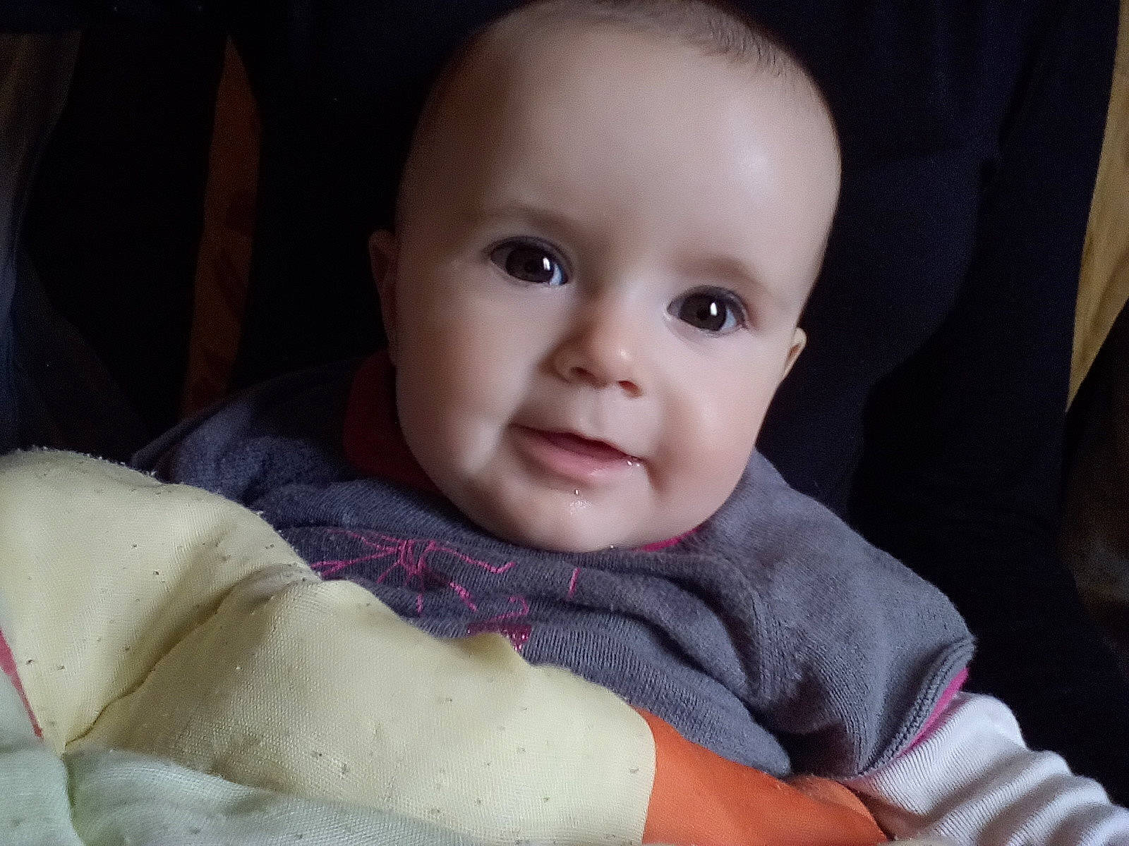 Melina a rejoint le concours — aidez-le/la à gagner de superbes lots ! child, eye, face, facial_expression, girl, head, human_positions, infant, nose, organ, person, portrait, sitting, skin, smile, sweetness, toddler