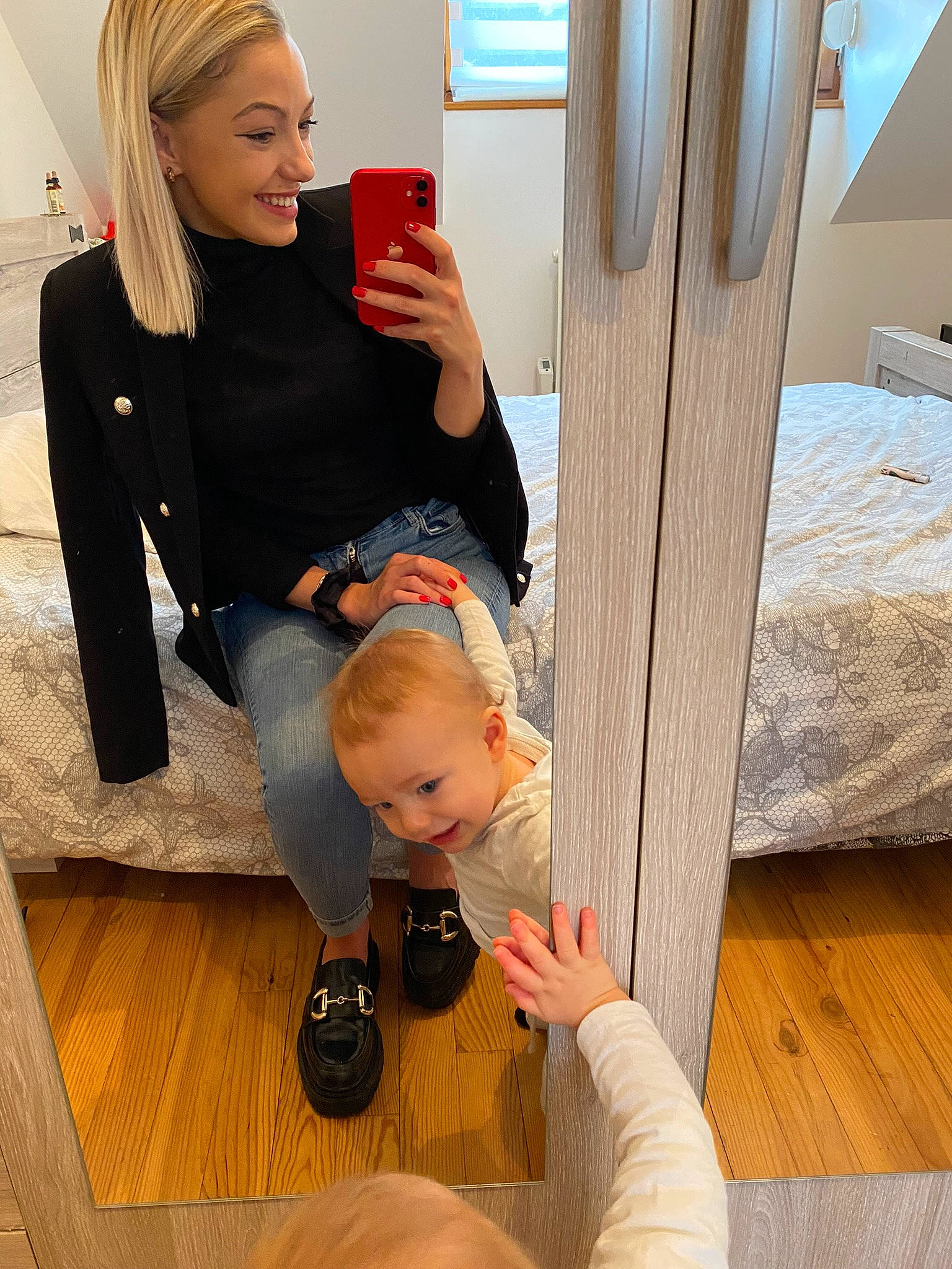 Arsène participe au concours pour gagner de l'argent avec cette photo : baby_toddler_clothing, chair, child, comfort, finger, flooring, fun, hand, happy, hardwood, human_leg, joint, joy, knee, leg, leisure, person, skin, thigh, thumb