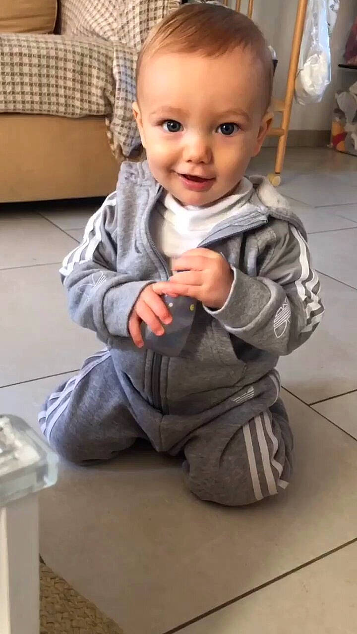 Arsène participe au concours pour gagner de l'argent avec cette photo : baby, baby_toddler_clothing, chair, cheek, child, chin, comfort, eye, flooring, fun, happy, head, jacket, person, sitting, skin, sleeve, smile, suit, thumb