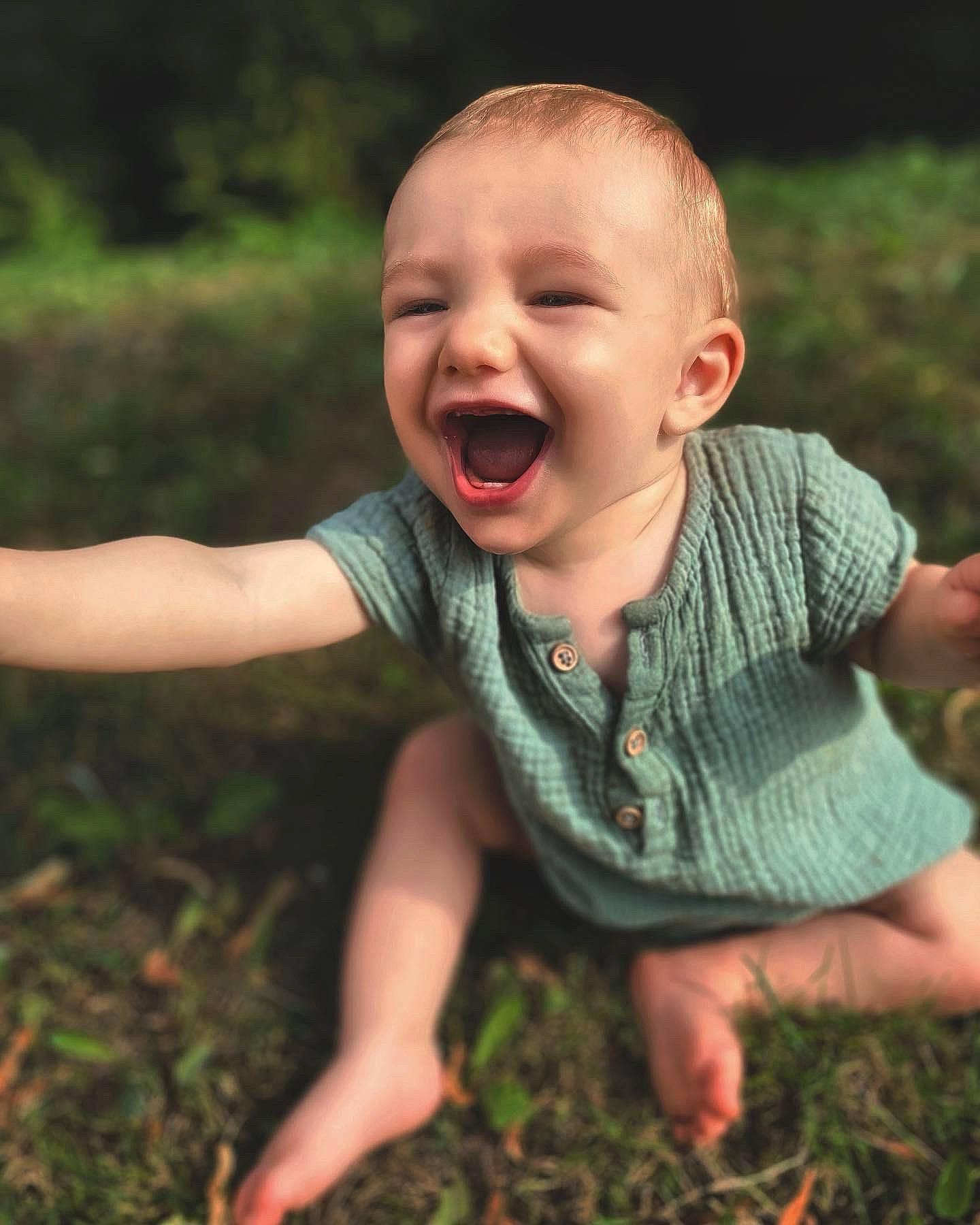 Arsène a rejoint le concours — aidez-le/la à gagner de superbes lots ! arm, baby, baby_toddler_clothing, finger, flash_photography, fun, gesture, grass, hairstyle, hand, happy, mouth, nose, people_in_nature, person, plant, skin, smile, sunlight, thumb