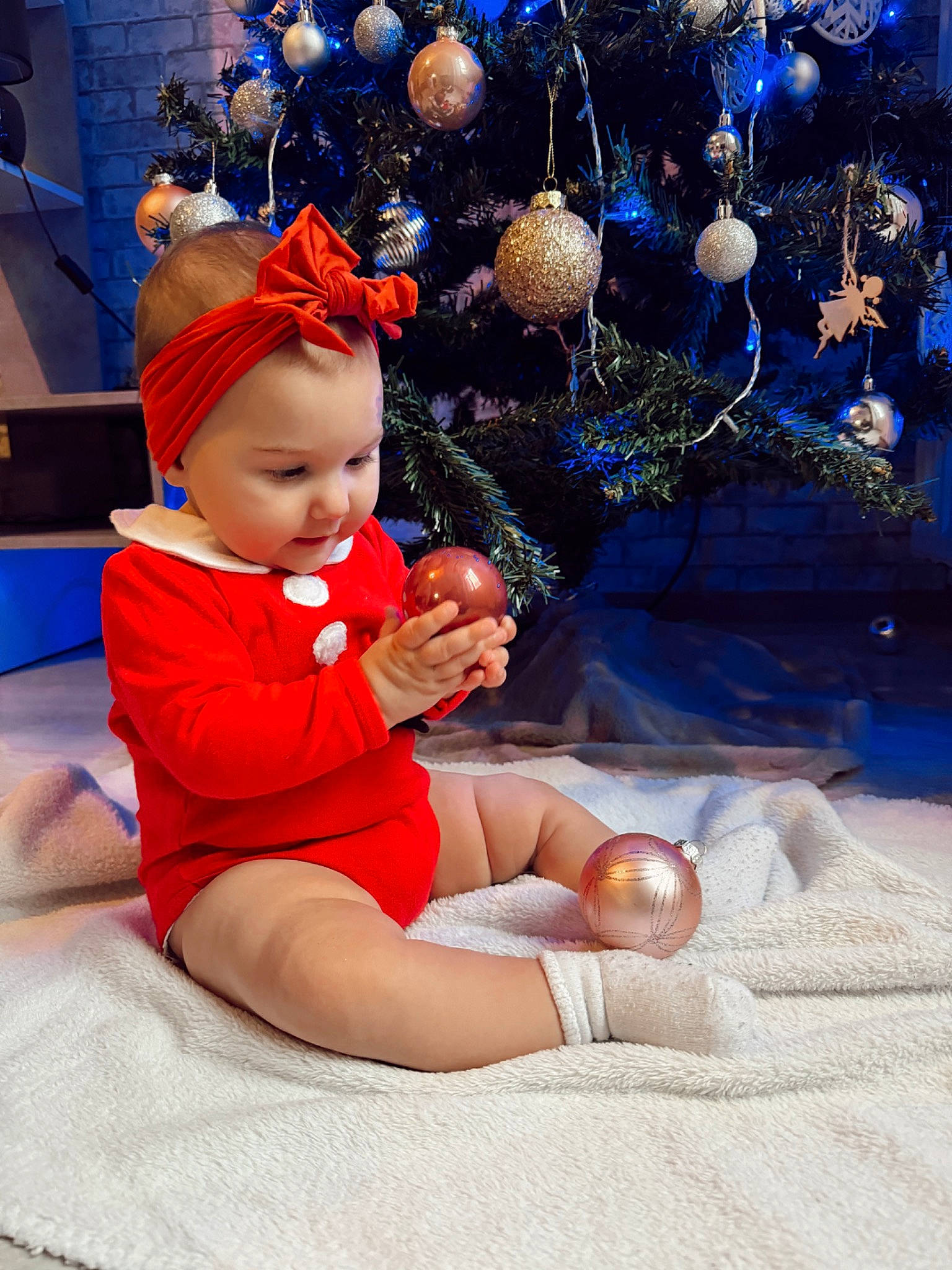 Eva a rejoint le concours — aidez-le/la à gagner de superbes lots ! baby, baby_toddler_clothing, christmas_ornament, christmas_tree, electric_blue, event, foot, fun, happy, hat, holiday_ornament, human_body, human_leg, knee, lap, leisure, ornament, person, smile, thigh