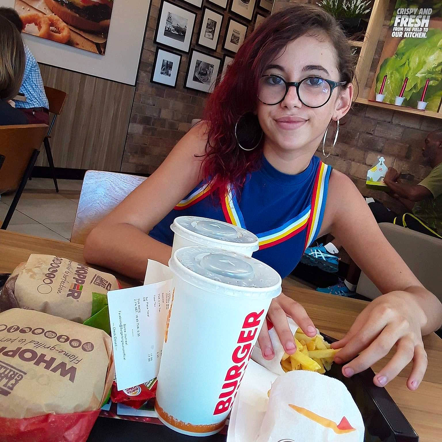 Maureen a rejoint le concours — aidez-le/la à gagner de superbes lots ! breakfast, dairy, drink, eyewear, food, glasses, horchata, joy, meal, milkshake, person, smoothie, vacation