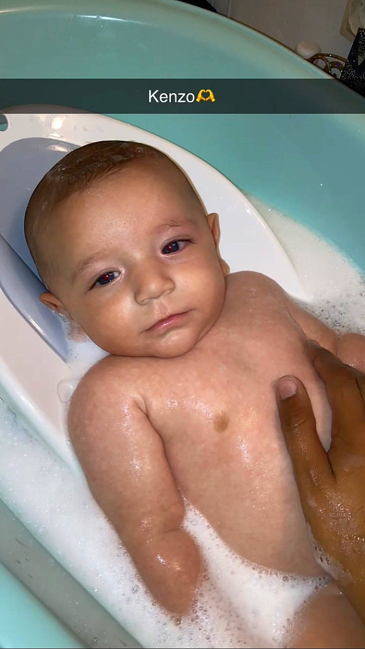 Kenzo a rejoint le concours — aidez-le/la à gagner de superbes lots ! abdomen, baby, baby_bathing, bathing, bathroom, bathtub, cheek, chest, child, eyebrow, eyelash, fluid, foam, liquid, neck, person, skin, thumb, toddler, trunk