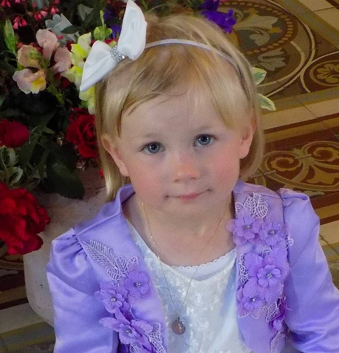 Talya a rejoint le concours — aidez-le/la à gagner de superbes lots ! baby_toddler_clothing, beauty, bridal_accessory, dress, event, eye, flower, fun, hair, happy, headpiece, iris, outerwear, person, petal, pink, plant, sleeve, textile, toddler