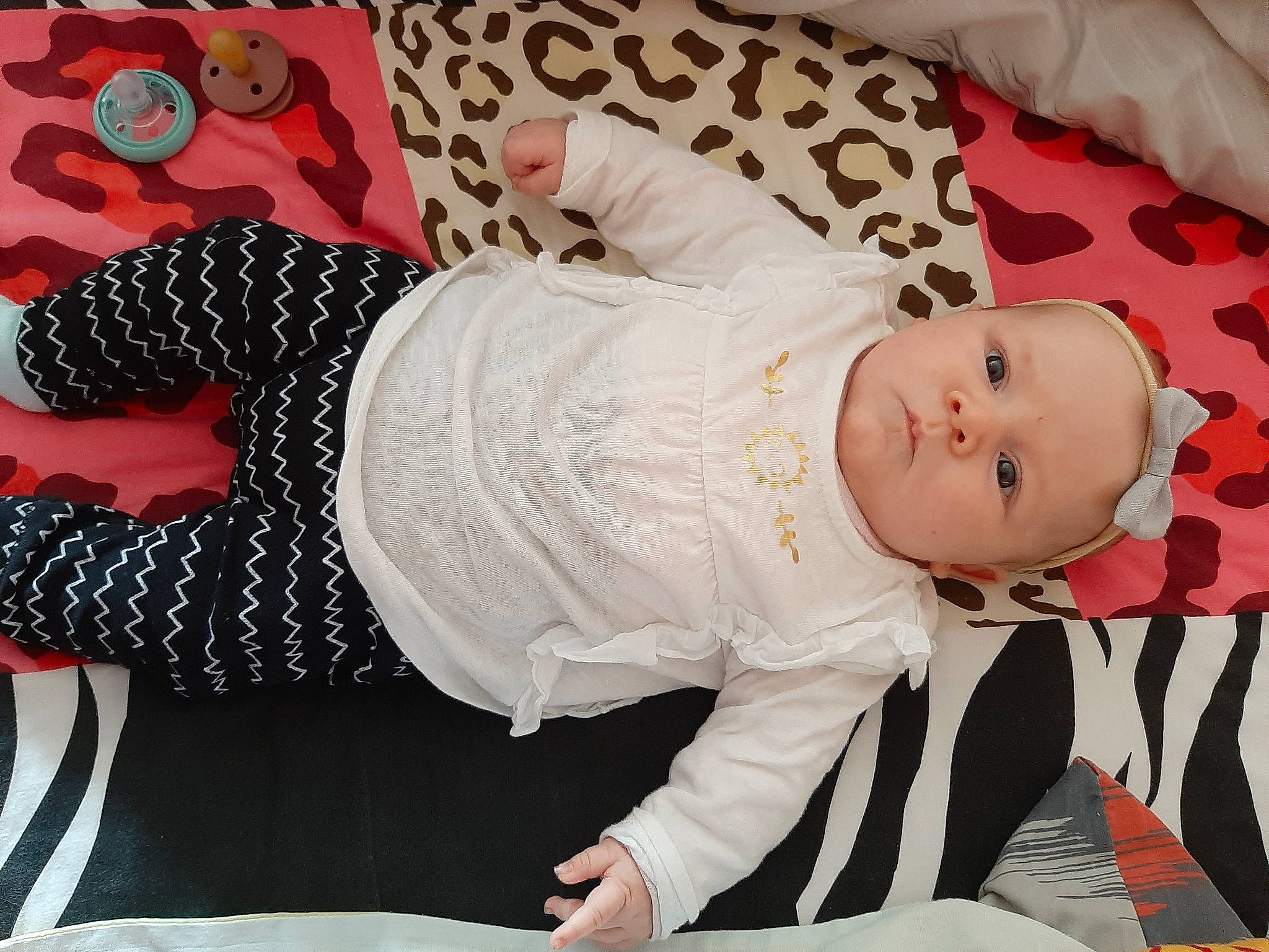 Romane a rejoint le concours — aidez-le/la à gagner de superbes lots ! arm, baby, baby_products, baby_safety, baby_toddler_clothing, child, comfort, facial_expression, human_body, linens, nightwear, pattern, person, pink, product, room, sitting, sleeve, textile, toddler