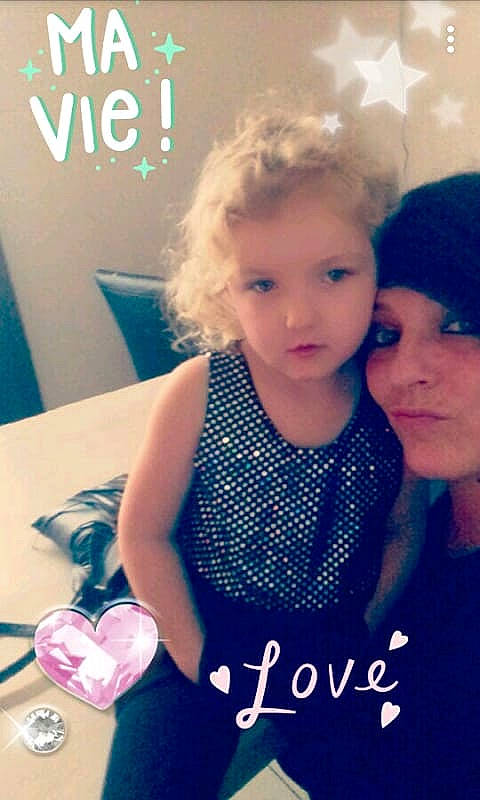 Maëlyne a rejoint le concours — aidez-le/la à gagner de superbes lots ! blue, cheek, child, cool, day, ear, fun, girl, hair, hair_accessory, happiness, human_hair_color, iris, pattern, person, photo_caption, product, skin, smile, toddler