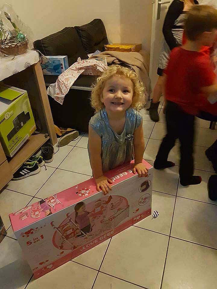 Maëlyne a rejoint le concours — aidez-le/la à gagner de superbes lots ! child, day, design, floor, flooring, fun, girl, infant, joy, person, play, product, room, toddler