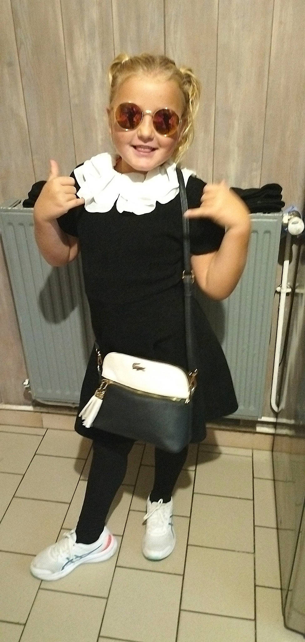 Maelyne a rejoint le concours — aidez-le/la à gagner de superbes lots ! blond, bow_tie, eyewear, formal_wear, gesture, goggles, hairstyle, human_leg, joy, knee, person, personal_protective_equipment, shoulder, sleeve, smile, sunglasses, thumb, tie, uniform, vision_care