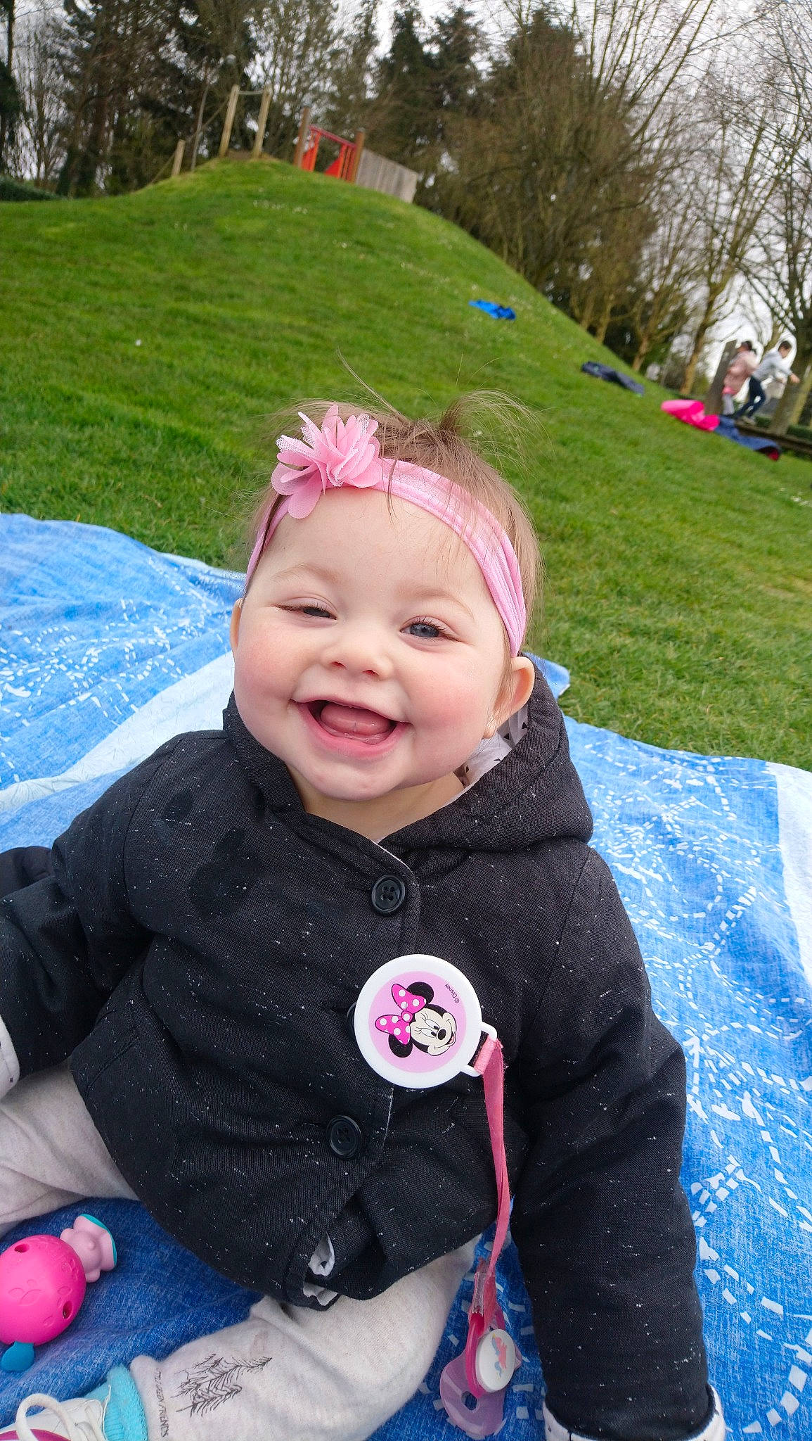 Leony a rejoint le concours — aidez-le/la à gagner de superbes lots ! child, fun, grass, joy, leisure, person, pink, play, recreation, smile, toddler